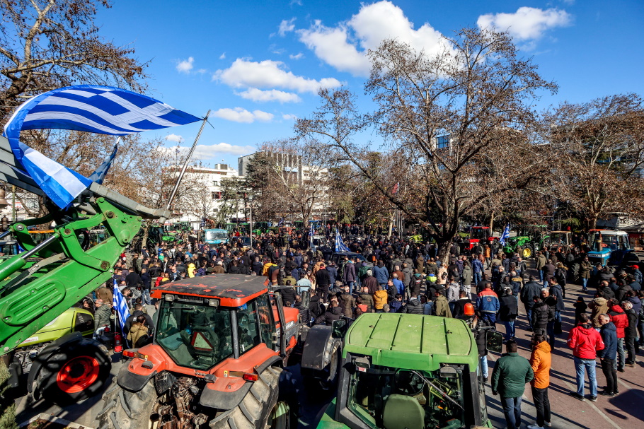 Συγκέντρωση αγροτών στην πλατεία της Λάρισας με τρακτέρ©EUROKINISSI