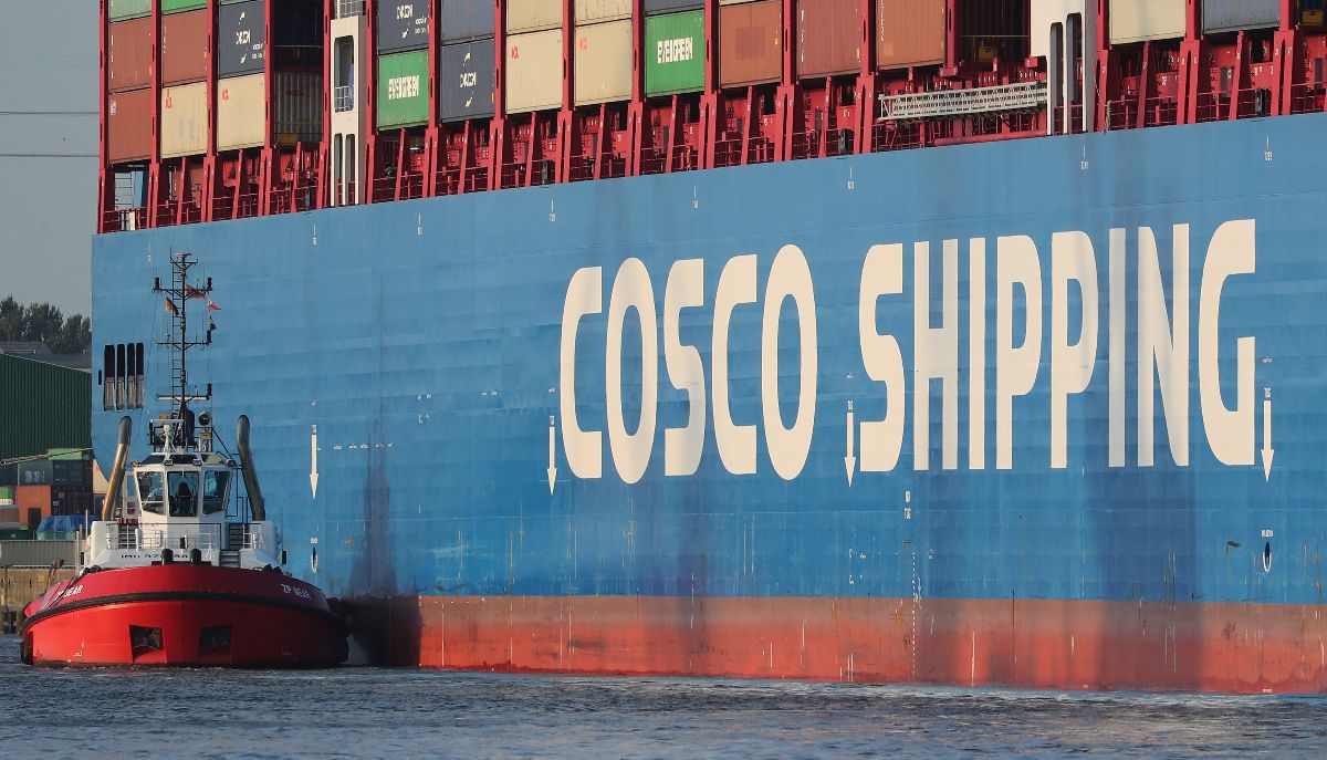 Container της Cosco Shipping EPA/FOCKE STRANGMANN