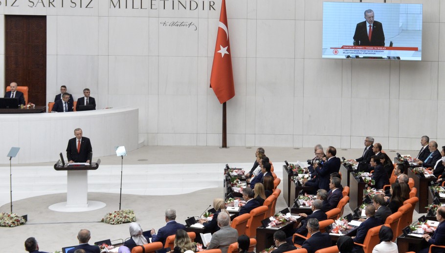 Ο Ερντογάν στην τουρκική Εθνοσυνέλευση © EPA/NECATI SAVAS