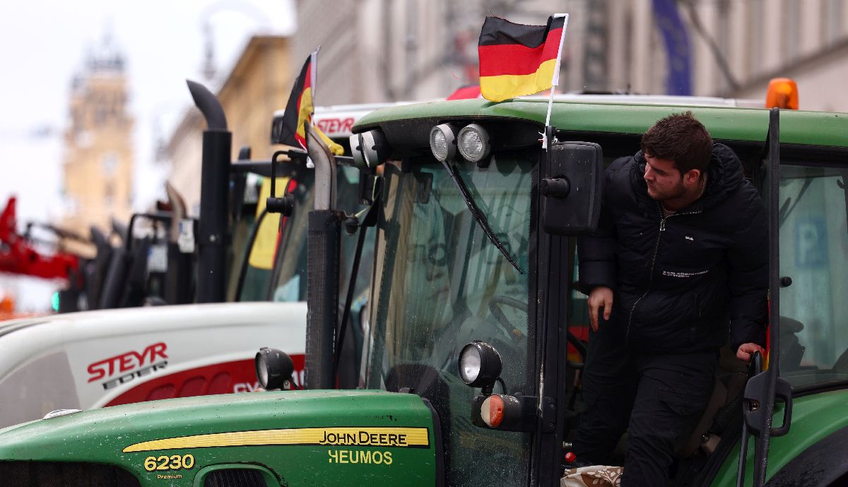 Με τρακτέρ στους δρόμους Γερμανοί αγρότες © EPA/ANNA SZILAGYI