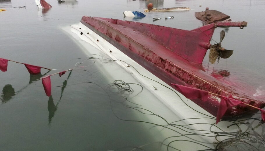 Αναποδογυρισμένες βάρκες μετά από ισχυρό σεισμό σε λιμάνι κεντρική Ιαπωνία © EPA/JIJI PRESS JAPAN