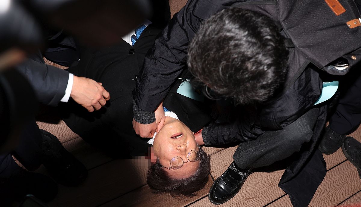 Ο ηγέτης της αντιπολίτευσης στη Νότια Κορέα, δέχθηκε επίθεση με μαχαίρι © EPA/YONHAP SOUTH KOREA OUT