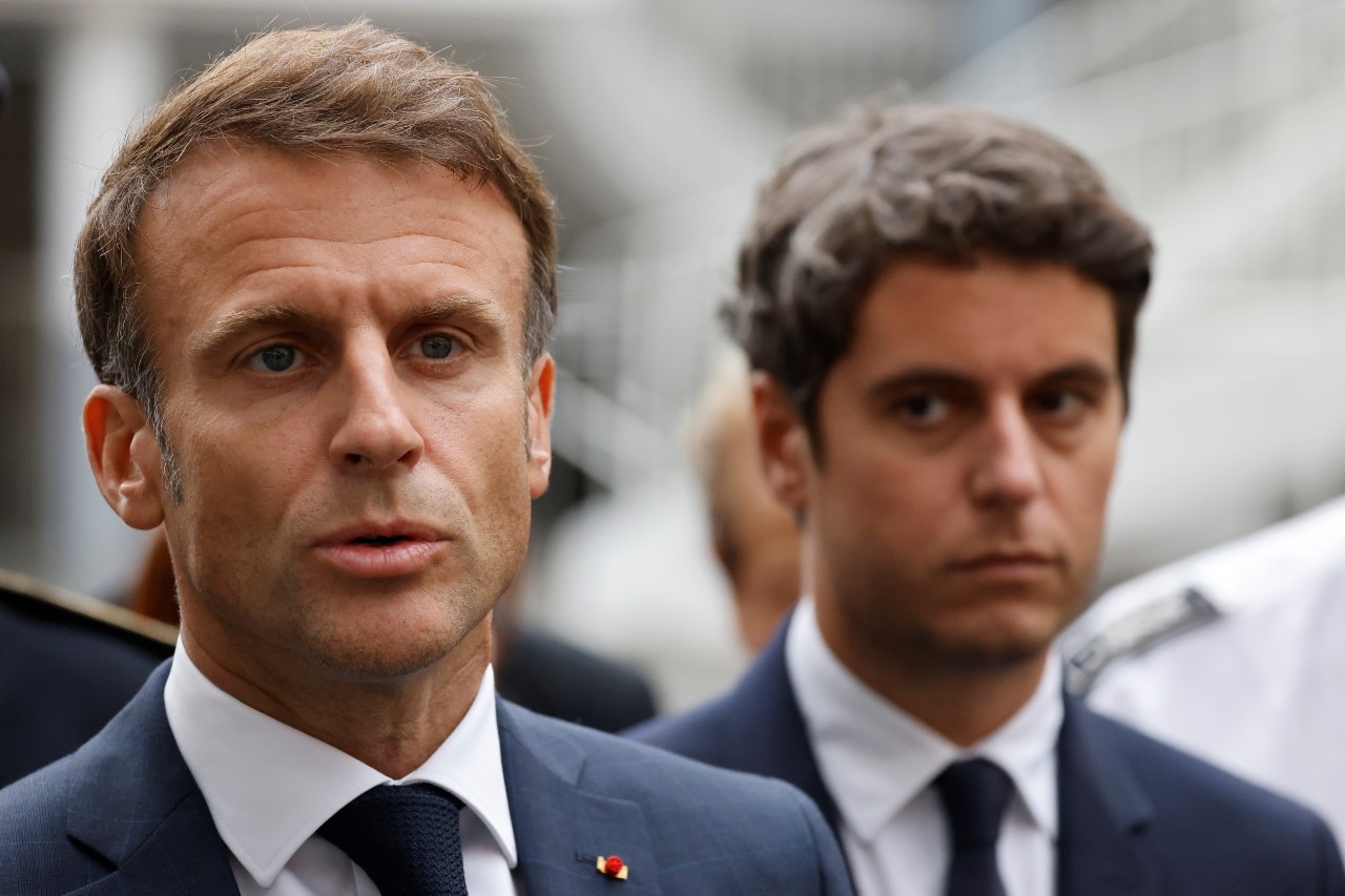 Ο Γάλλος πρόεδρος Εμανουέλ Μακρόν και ο νέος πρωθυπουργός Γκαμπριέλ Ατάλ