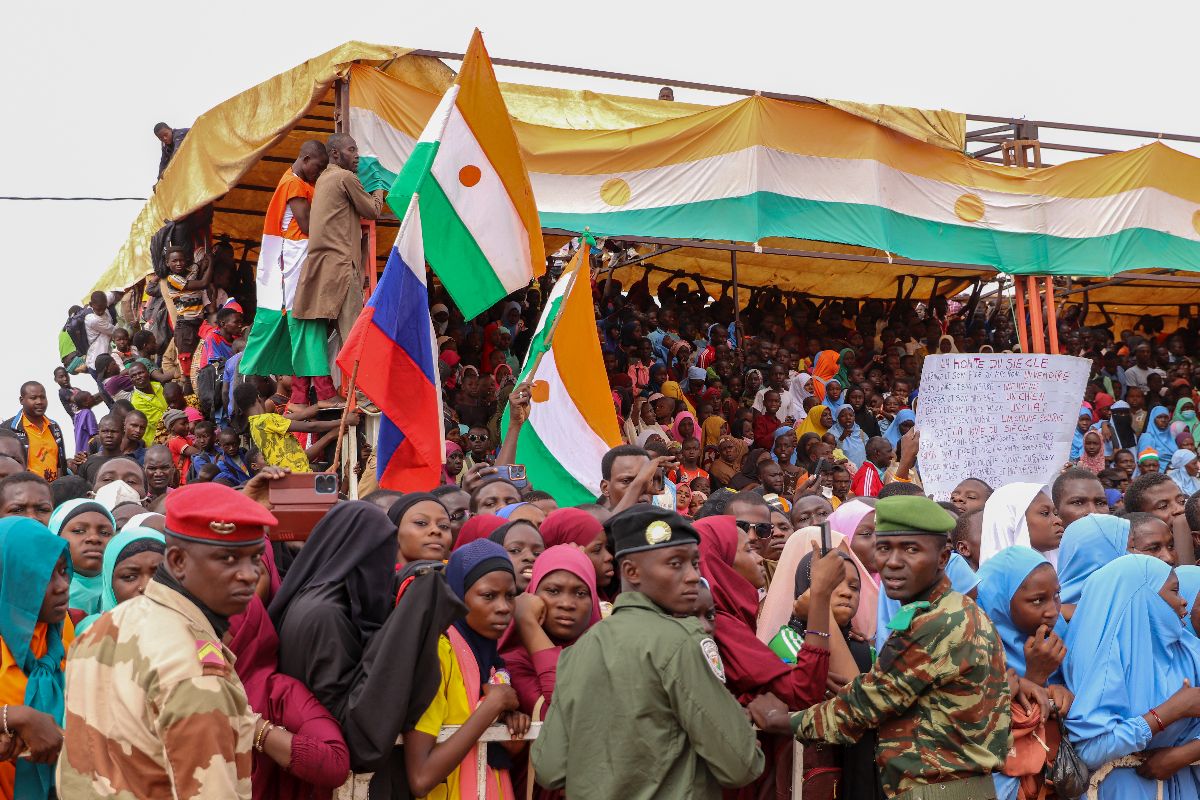 Διαδηλωτές κατά της ECOWAS (Οικονομική Κοινότητα Δυτικοαφρικανικών Κρατών), στη Νιαμέι του Νίγηρα© EPA/ISSFOU DJIBO