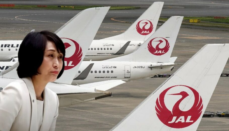 H νέα πρόεδρος της Japan Airlines Mitsuko Tottori με φόντο αεροπλάνα της JAL © EPA/KIMIMASA MAYAMA / jal.com / powergame.gr