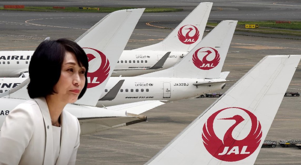 H νέα πρόεδρος της Japan Airlines Mitsuko Tottori με φόντο αεροπλάνα της JAL © EPA/KIMIMASA MAYAMA / jal.com / powergame.gr