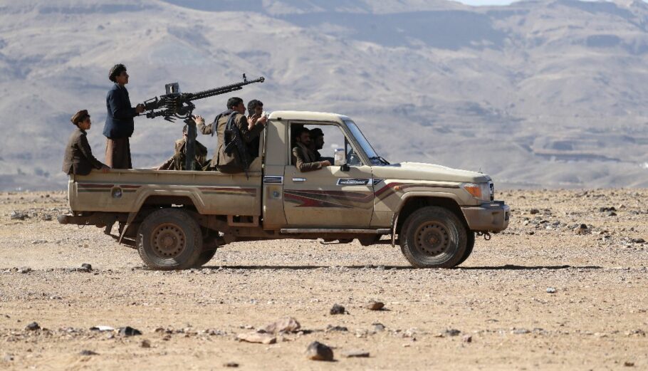 Οι Χούθι κινητοποιούν περισσότερους μαχητές εν μέσω αυξανόμενων εντάσεων με τις ΗΠΑ © EPA/YAHYA ARHAB
