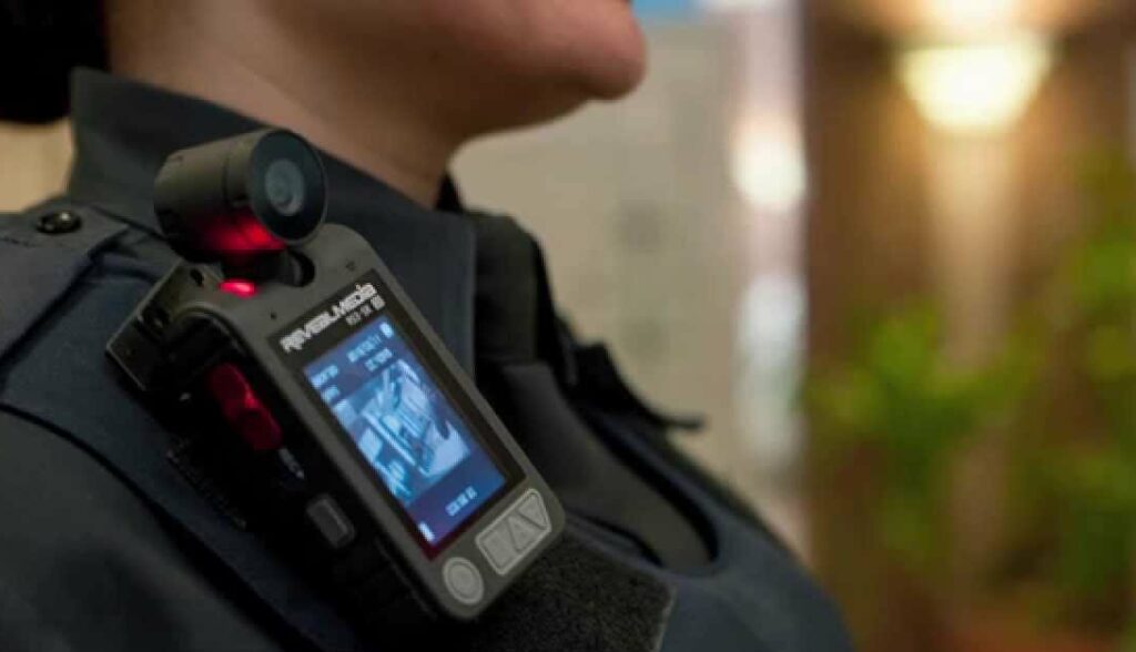 Body worn camera στη στολή αστυνομικού © Printscreen YouTube