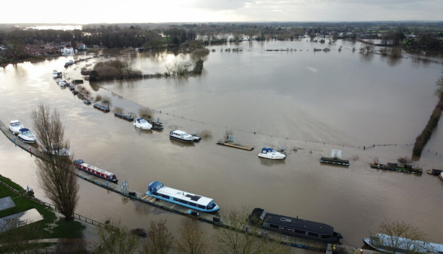 Πλημμύρες στη Βρετανία © EPA/ADAM VAUGHAN