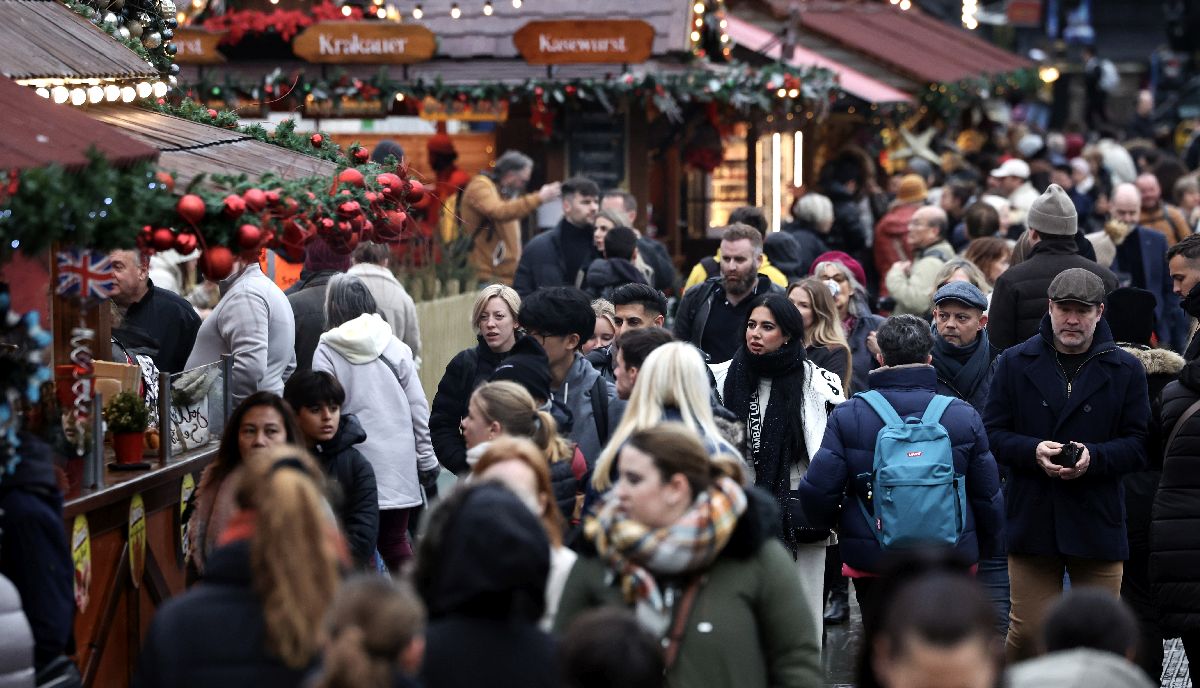 Άνθρωποι περπατούν σε χριστουγεννιάτικη αγορά στο Λονδίνο, Βρετανία © EPA/ANDY RAIN