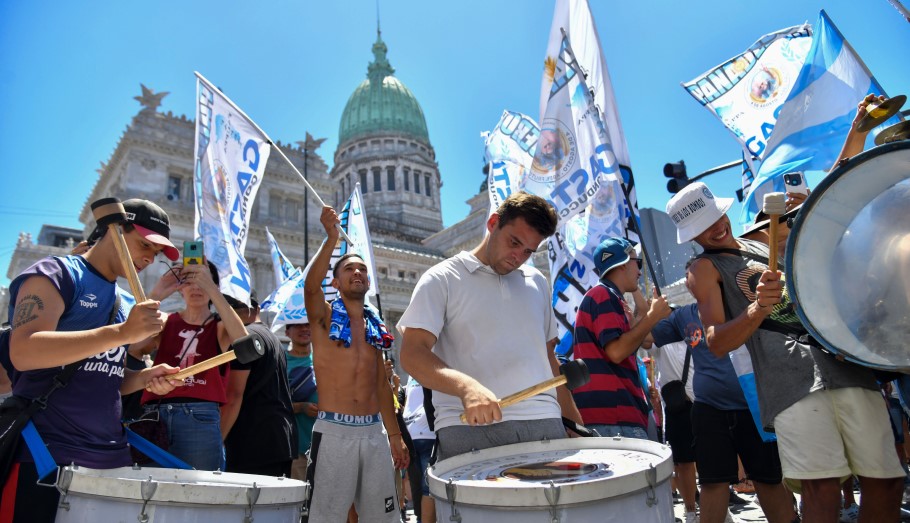 Απεργιακή κινητοποίηση στο Μπουένος Άιρες κατά της οικονομικής πολιτικής του προέδρου Χαβιέρ Μιλέι © EPA/ENRIQUE GARCIA MEDINA