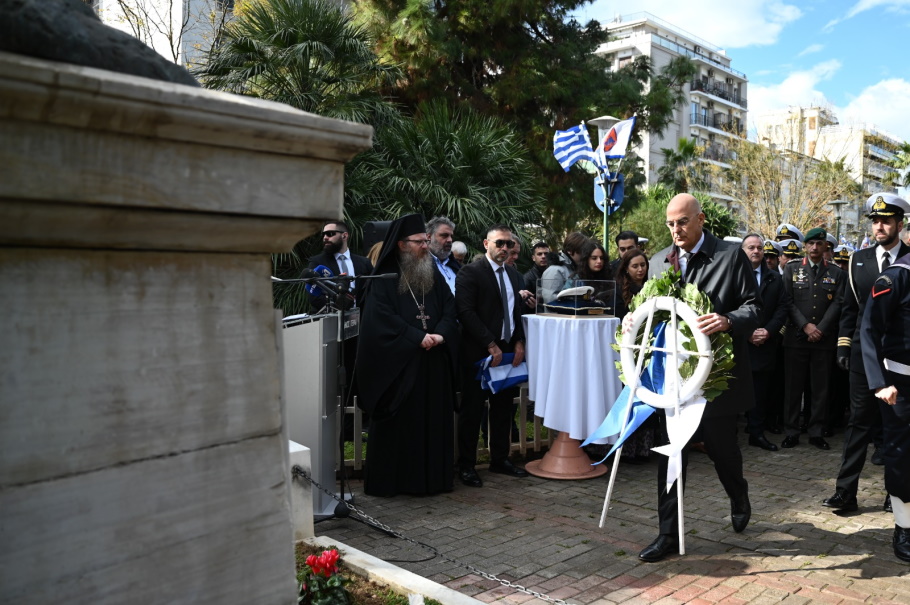 Ο Νίκος Δένδιας στην επιμνημόσυνη δέηση στον Πειραιά, στον ανδριάντα του αντιναυάρχου Παναγιώτη Βλαχάκου ΠΝ©ΥΠΕΘΑ