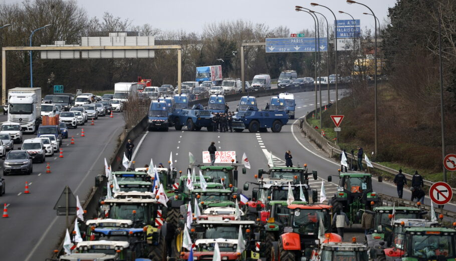 Αγρότες αποκλείουν αυτοκινητόδρομους στη Γαλλία και στο Βέλγιο και οι κινητοποιήσεις εξαπλώνονται και σε άλλες χώρες της Ευρώπης © EPA/YOAN VALAT