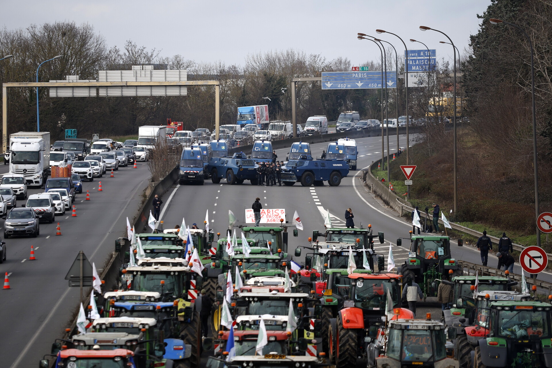 Αγρότες αποκλείουν αυτοκινητόδρομους στη Γαλλία και στο Βέλγιο και οι κινητοποιήσεις εξαπλώνονται και σε άλλες χώρες της Ευρώπης © EPA/YOAN VALAT