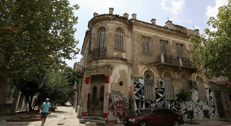 Ακίνητα: Πάνω από 20.000 “κουφάρια”, το στοίχημα των διατηρητέων και το ναυάγιο της Χρυσής Βίζας