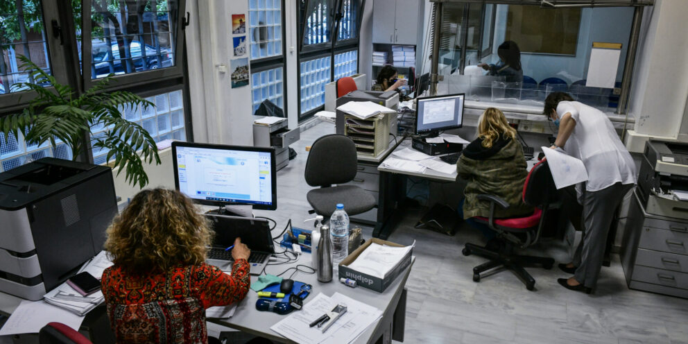 Δημόσιο: Νέο παράθυρο για μονιμοποίηση συμβασιούχων με όχημα τις “παροδικές ανάγκες”