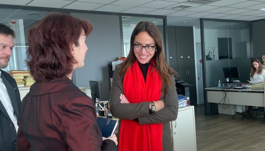 Η Δόμνα Μιχαηλίδου στο πράσινο κτίριο του e-ΕΦΚΑ