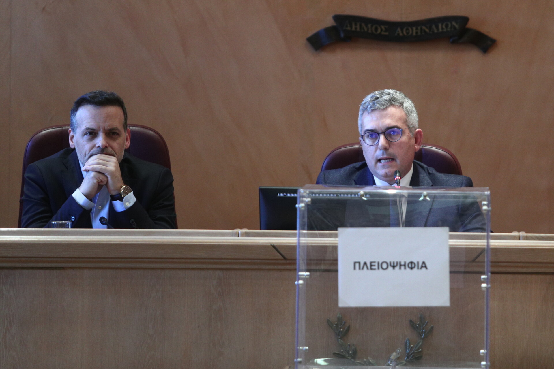 Ο δήμαρχος Αθηναίων, Χάρης Δούκας και ο πρόεδρος του Δημοτικού Συμβουλίου, Μανώλης Βελεγράκης © Eurokinissi