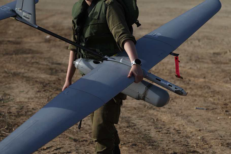 Ισραηλινός στρατιώτης με drone©EPA/ATEF SAFADI