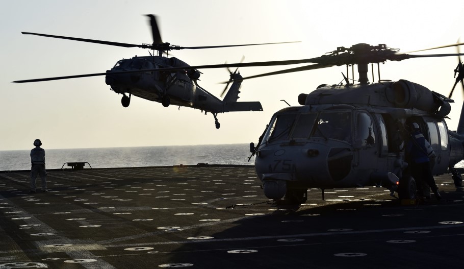 Στρατιωτικά ελικόπτερα σε πολεμικό πλοίο των ΗΠΑ © EPA/MAZEN MAHDI