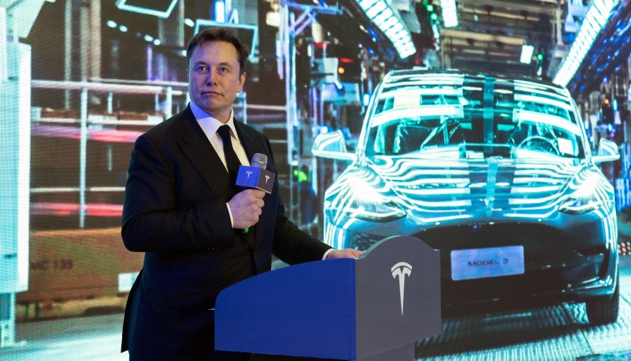 Ο Έλον Μασκ στο εργοστάσιο της Tesla στη Σαγκάη © EPA/FC chs