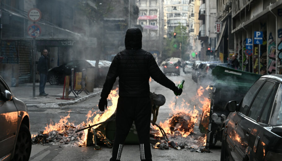 Επεισόδια στα Εξάρχεια μετά το τέλος του πανεκπαιδευτικού συλλαλητηρίου © ΤΑΤΙΑΝΑ ΜΠΟΛΑΡΗ/EUROKINISSI