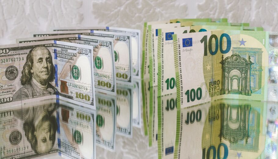 Ευρώ και δολάρια © Unsplash