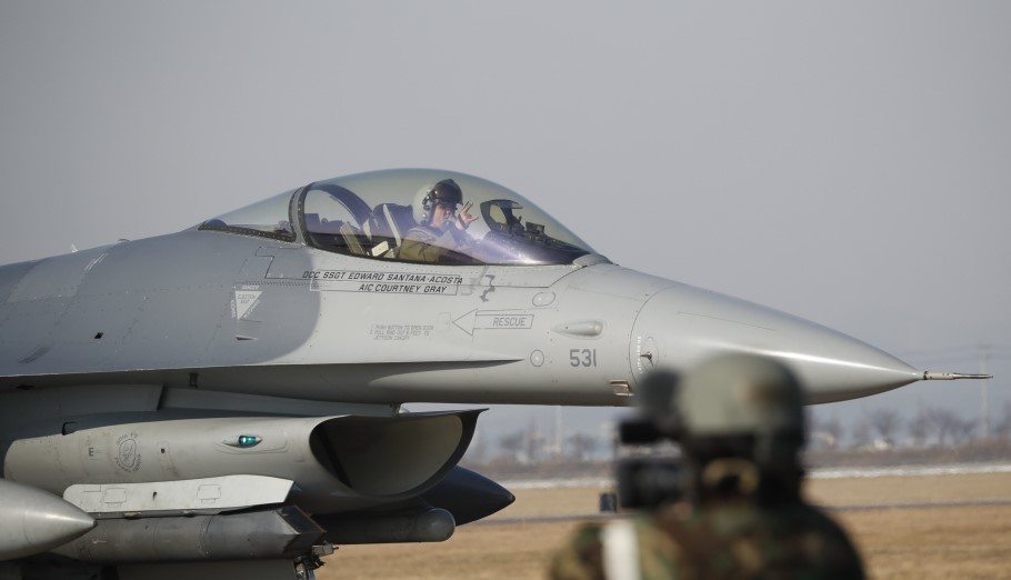Αμερικανικό μαχητικό F-16 σε στρατιωτική βάση στη Νότια Κορέα © EPA/KIM HONG-JI/POOL