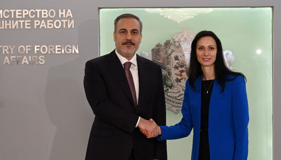 O ΥΠΕΞ της Τουρκίας Χακάν Φιντάν και η ΥΠΕΞ Βουλγαρίας, Μαρία Γκαμπριέλ,© EPA/VASSIL DONEV