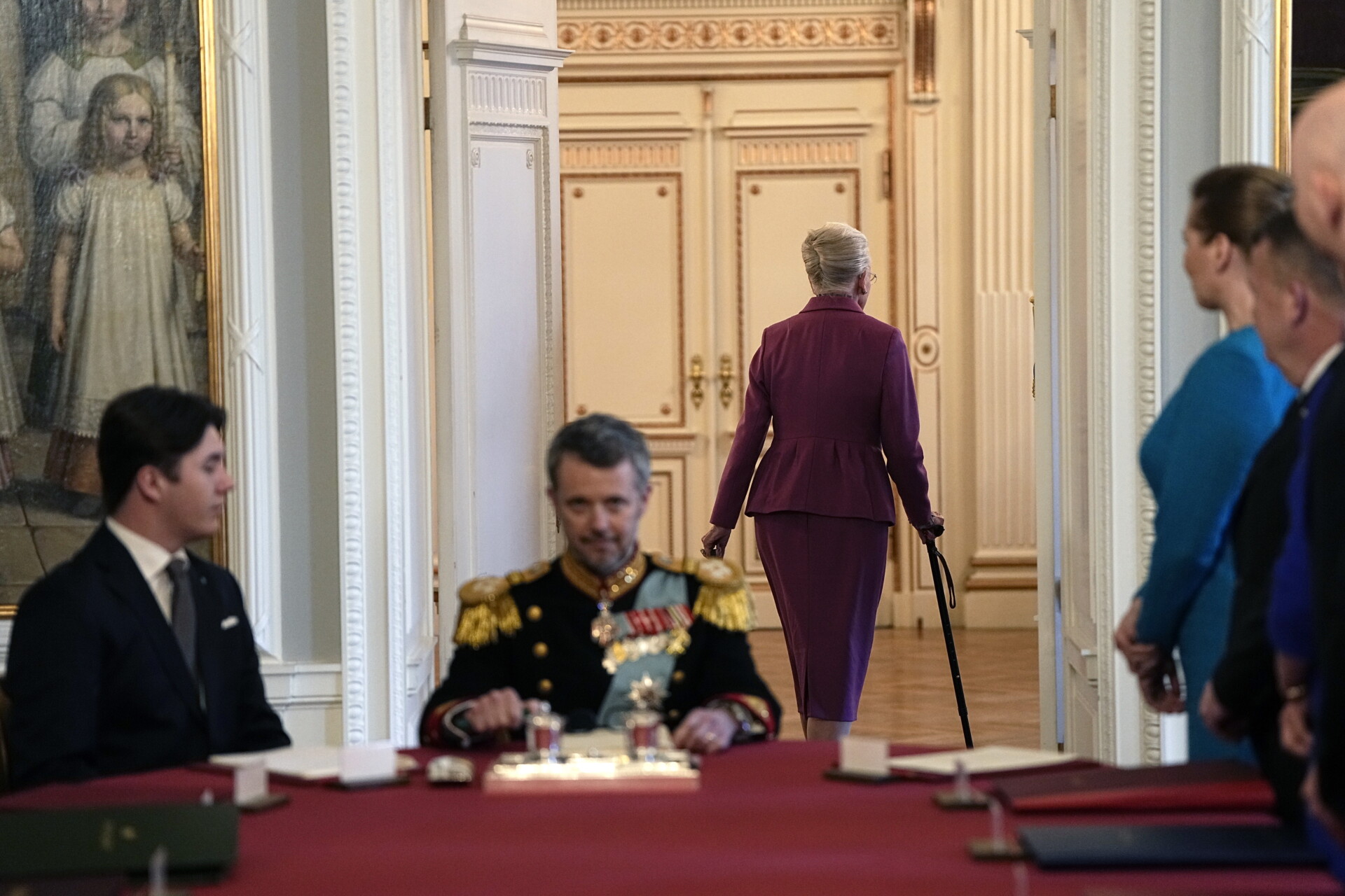 Την παραίτησή της από τον θρόνο υπέγραψε η βασίλισσα Μαργαρίτα Β'. Νέος βασιλιάς της Δανίας ο γιος της Φρέντερικ Ι' © EPA/MADS CLAUS RASMUSSEN DENMARK OUT