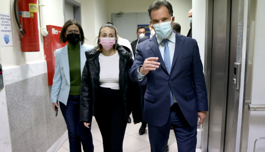 Ο υπουργός Υγείας, Άδωνις Γεωργιάδης, η αναπληρώτρια υπουργός, Ειρήνη Αγαπηδάκη και η ασθενής που δέχθηκε το μόσχευμα, Ελένη Αϊλαμάκη © ΔΤ