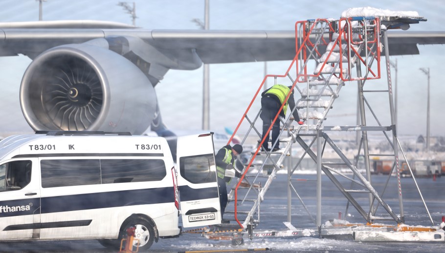 Παγετός και χιόνια στο αεροδρόμιο του Μονάχου © EPA/ANNA SZILAGYI