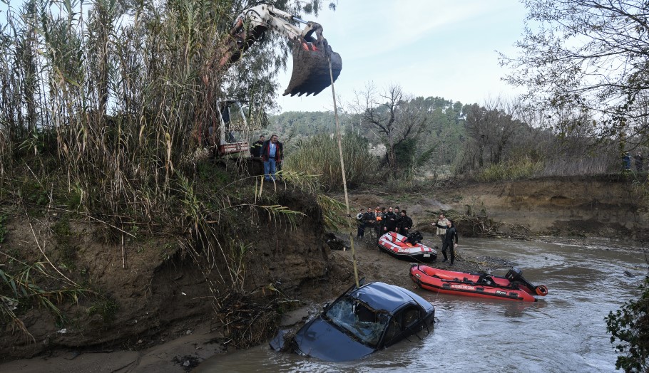 Το αυτοκίνητο στην Ηλεία που παρασύρθηκε από χείμαρρο © ΓΙΑΝΝΗΣ ΣΠΥΡΟΥΝΗΣ/ILIALIVE.GR/EUROKINISSI