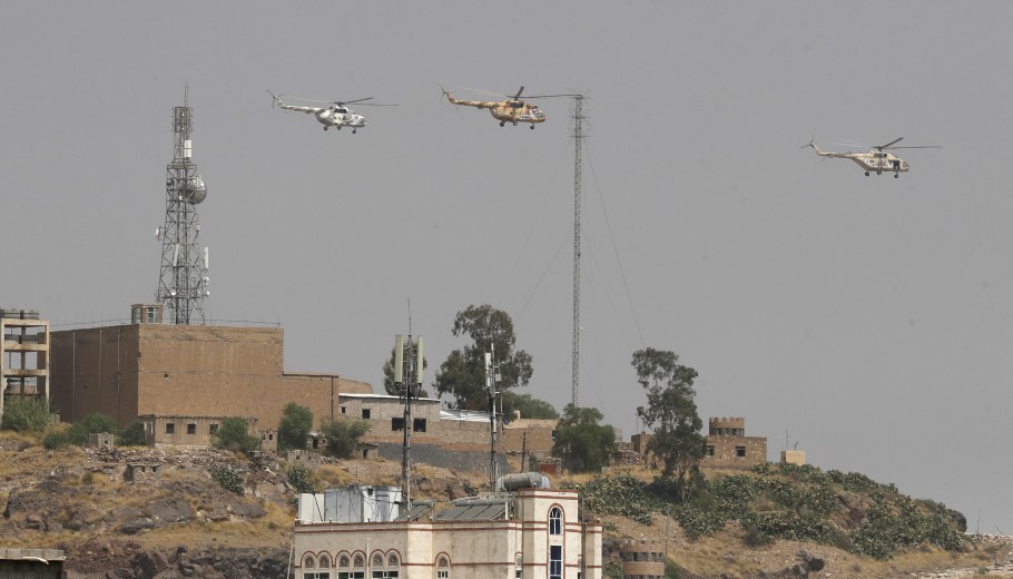 Στρατιωτικά ελικόπτερα των Χούθι στην πρωτεύουσα της Υεμένης, Σαναά © EPA/YAHYA ARHAB