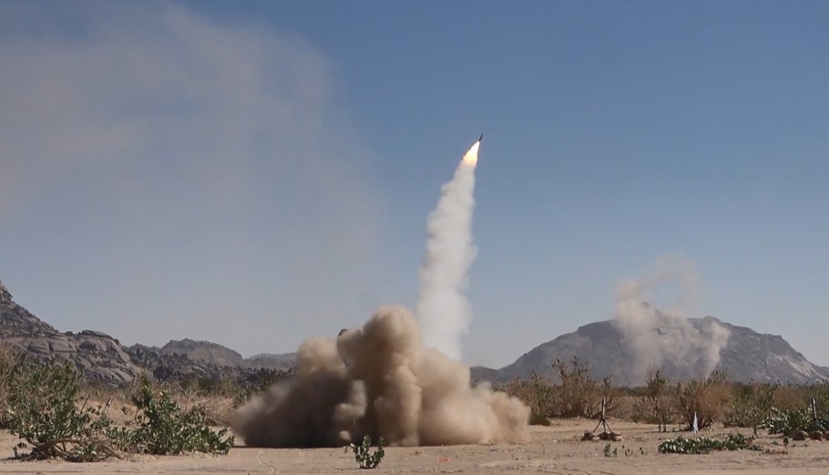 Εκτόξευση πυραύλου από τους Χούθι στην Υεμένη © EPA/HOUTHIS MEDIA CENTER HANDOUT