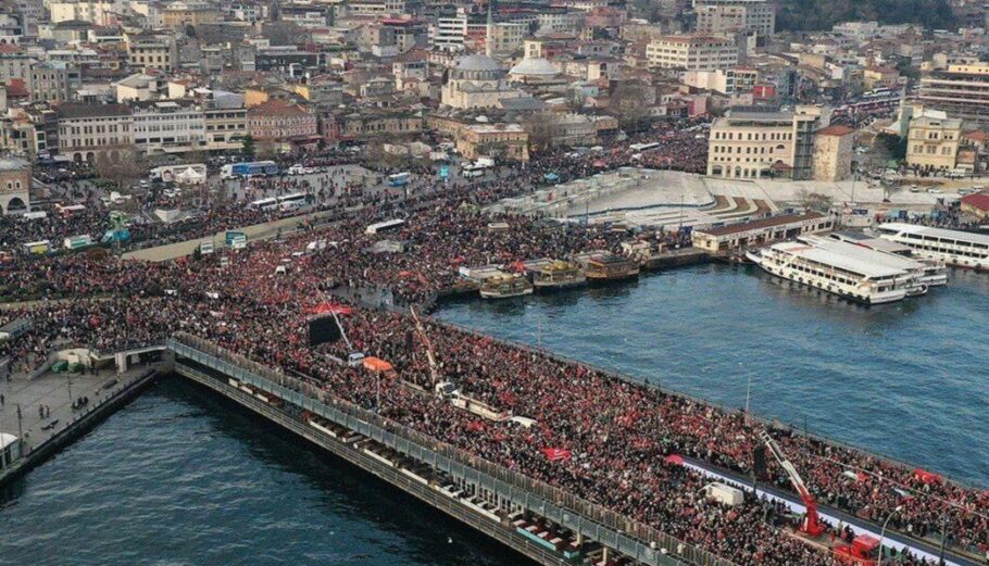Στιγμιότυπο από τη μεγάλη διαδήλωση στην Κωνσταντινούπολη στην Τουρκία © twitter/Mister J. - مسٹر جے