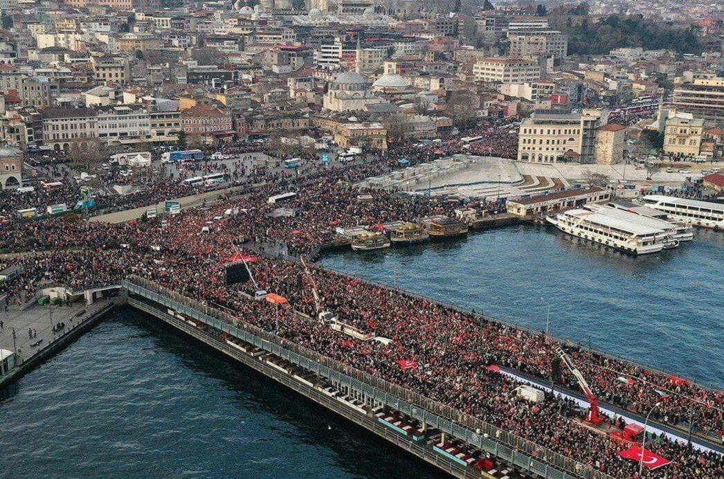 Στιγμιότυπο από τη μεγάλη διαδήλωση στην Κωνσταντινούπολη στην Τουρκία © twitter/Mister J. - مسٹر جے