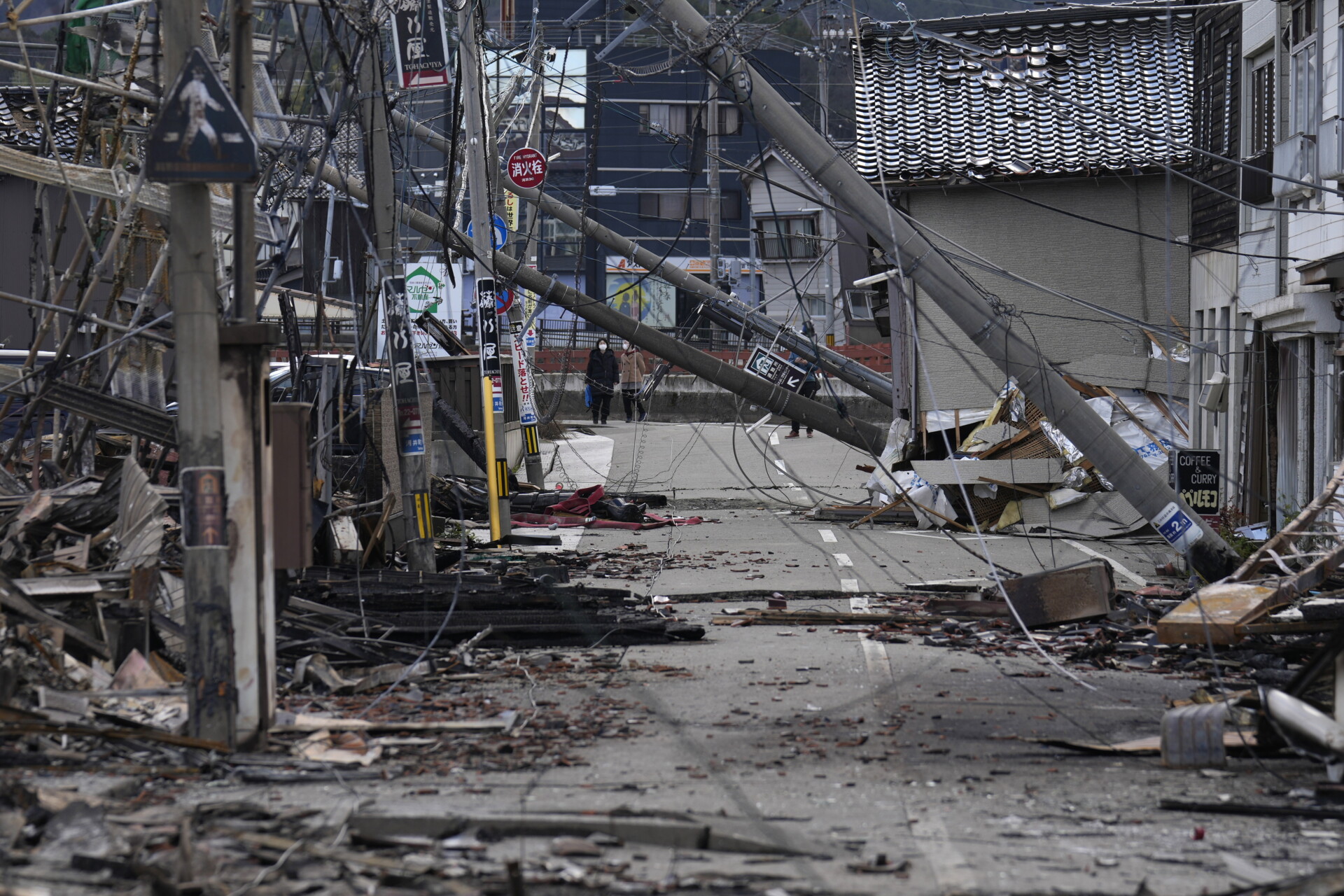 Συντρίμμια από τον σεισμό στην Ιαπωνία © EPA/FRANCK ROBICHON
