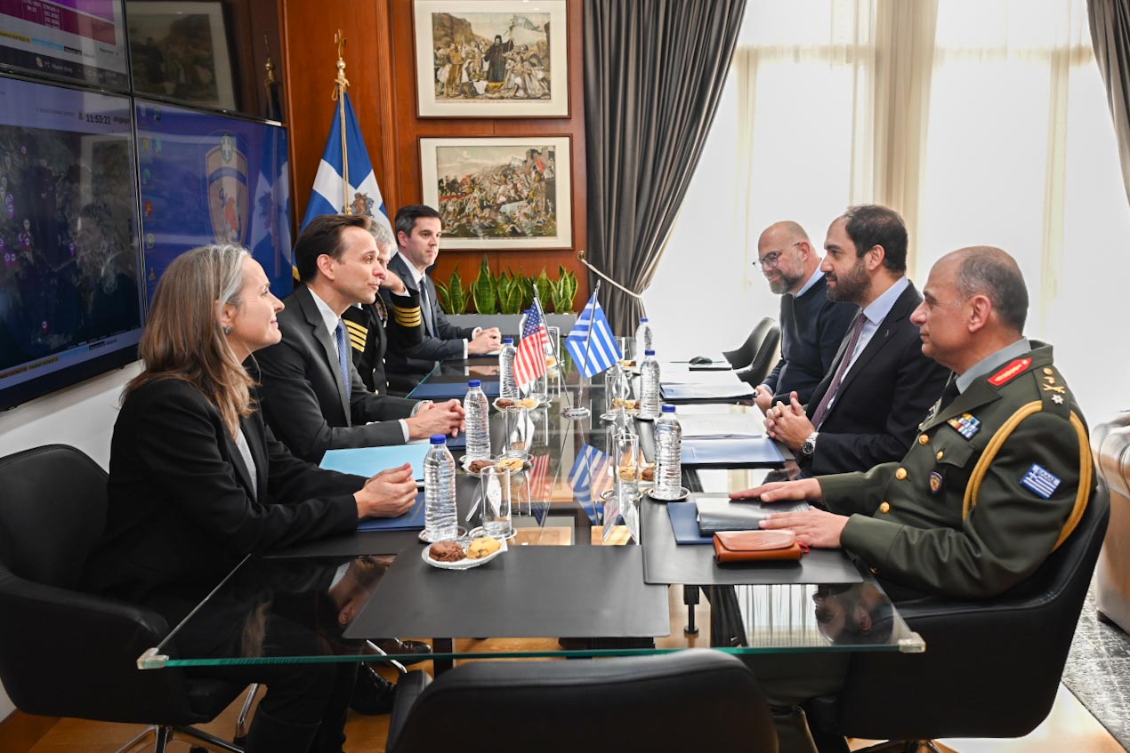 Ο υφυπουργός Εθνικής Άμυνας, Γιάννης Κεφαλογιάννης, συναντήθηκε με τον υπηρεσιακό υφυπουργό Εξωτερικών των Ηνωμένων Πολιτειών Αμερικής, Joshua Huck, παρουσία υψηλόβαθμων στελεχών των Ενόπλων Δυνάμεων © ΔΤ
