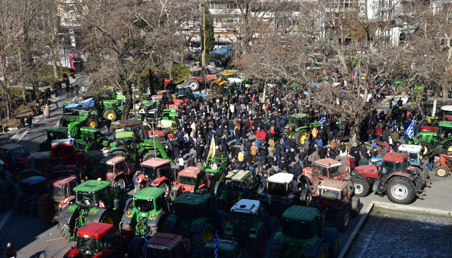 Αγρότες με τα τρακτέρ τους συμμετέχουν σε συγκέντρωση στην κεντρική πλατεία της Λάρισας©ΑΠΕ-ΜΠΕ/ΑΠΟΣΤΟΛΗΣ ΝΤΟΜΑΛΗΣ