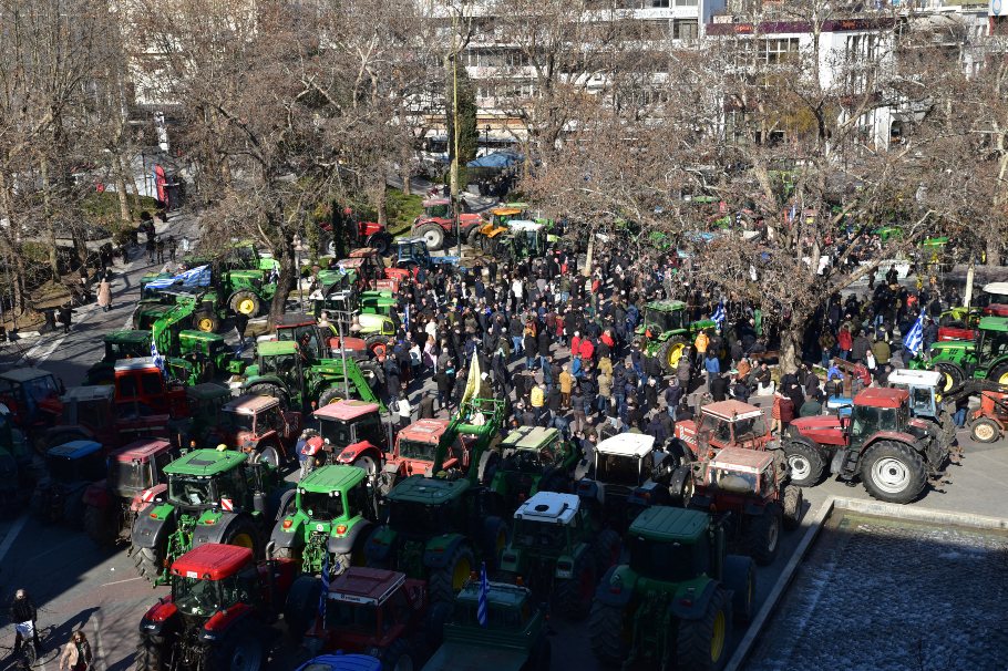 Αγρότες με τα τρακτέρ τους συμμετέχουν σε συγκέντρωση στην κεντρική πλατεία της Λάρισας©ΑΠΕ-ΜΠΕ/ΑΠΟΣΤΟΛΗΣ ΝΤΟΜΑΛΗΣ