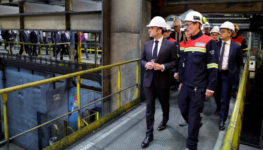 Ο Εμανουέλ Μακρόν σε εργοστάσιο παραγωγής αλουμινίου στη Γαλλία © EPA/PASCAL ROSSIGNOL/POOL