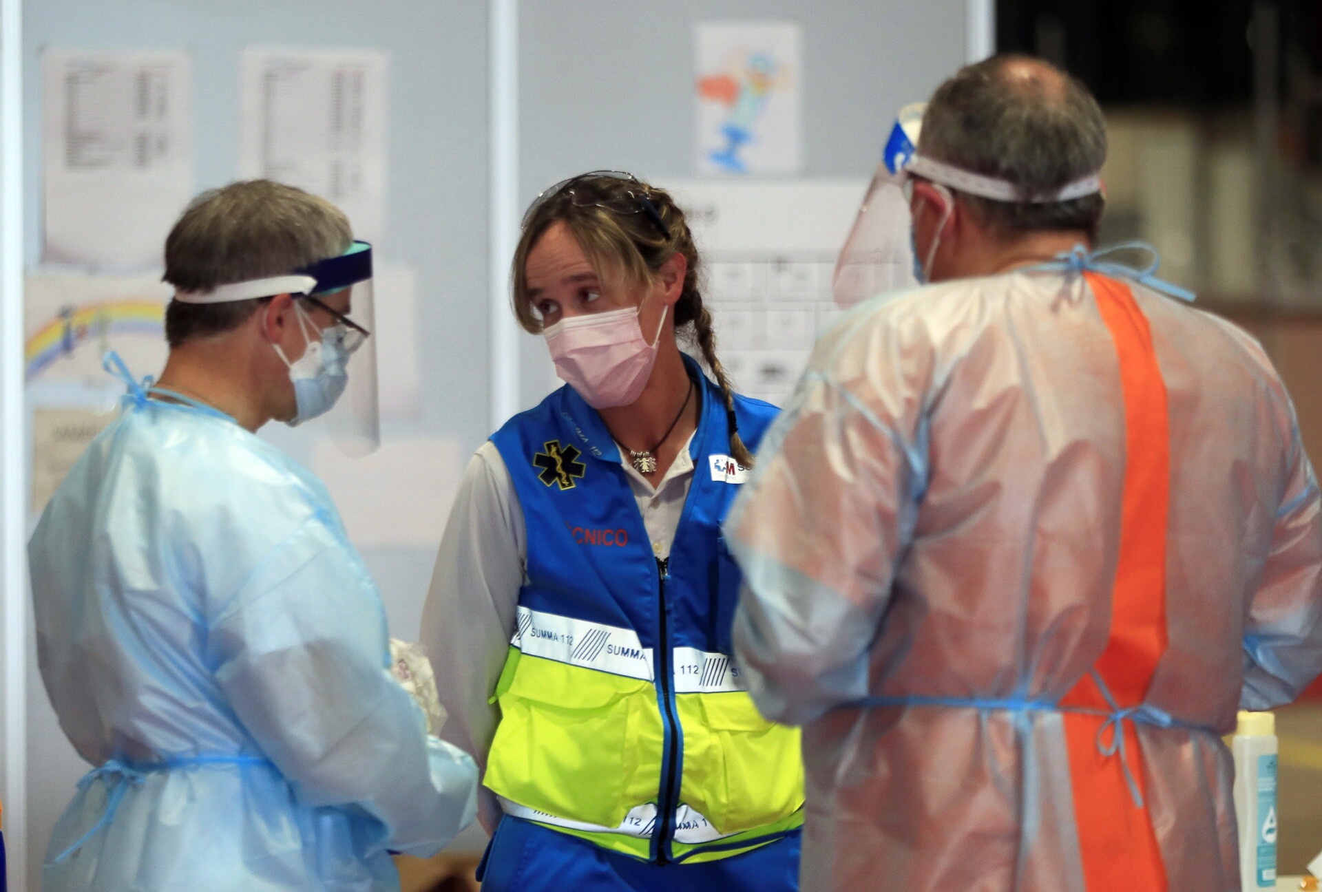 Σε νοσοκομείο της Μαδρίτης με μάσκες την περίοδο της πανδημίας © EPA/FERNANDO ALVARADO