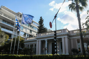 Το μήνυμα του Μαξίμου στους αυτοδιοικητικούς, το αντάρτικο του Αυγενάκη, τα δύο στρατόπεδα στη Βουλή και το παράδοξο με τις απομαγνητοφωνήσεις Χαρδαλιά