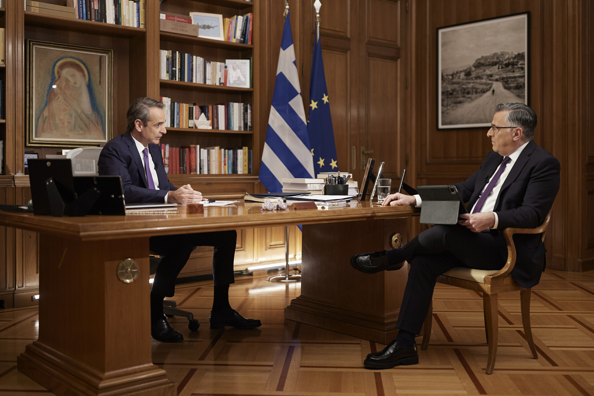 Η συνέντευξη του πρωθυπουργού, Κυριάκου Μητσοτάκη, στον δημοσιογράφο της ΕΡΤ, Γιώργο Κουβαρά © ΔΤ