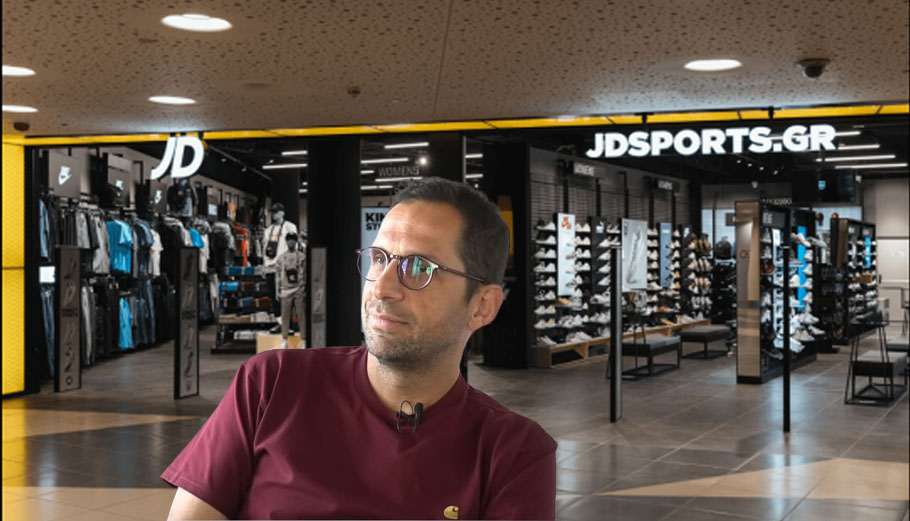 O CEO της Cosmos Sport, Μιχάλης Τσικνάκης με φόντο κατάστημα της JD Sports © jdsports.gr/el/stores/ - YouTube - PowerGame.gr