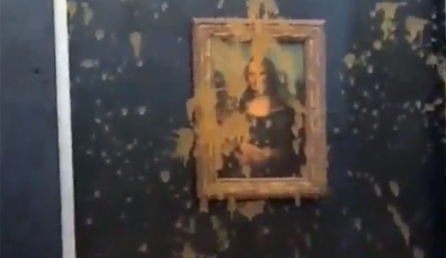 Η Μόνα Λίζα στο Λούβρο μετά την επίθεση με σούπα © YouTube/screenshot