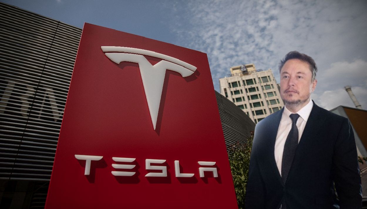 O Έλον Μασκ με φόντο τα κεντρικά γραφεία της Tesla στην Κίνα © EPA/MICHAEL REYNOLDS / ROMAN PILIPEY / PowerGame.gr