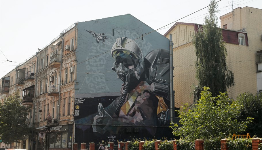 Mural για το «Φάντασμα του Κιέβου», τον θρυλικό Ουκρανό πιλότο © EPA/SERGEY DOLZHENKO