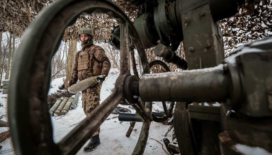 Ουκρανός στρατιώτης μεταφέρει οβίδα πυροβολικού κοντά στο μέτωπο με τη Ρωσία © EPA/KATERYNA KLOCHKO
